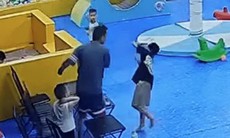Bé 8 tuổi bị tát 'ù tai' vì ném bóng trúng bạn, người mẹ đã trình báo công an