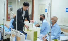 Trao gửi yêu thương qua những hộp bánh trung thu tại Viện huyết học Truyền máu Trung ương