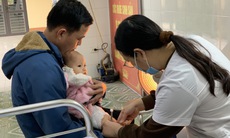 Hướng dẫn theo dõi và chăm sóc trẻ sau khi tiêm vắc xin