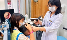 Dây chun đầy mủ trong mũi bé trai suốt 2 tháng