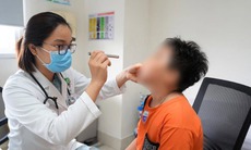 Trẻ viêm mũi xoang nghiêm trọng do nhét dây thun vào mũi lâu ngày