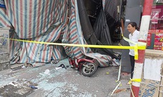 Bê tông rơi trúng người đi đường trên phố Tôn Đức Thắng, 10 người nỗ lực giải cứu