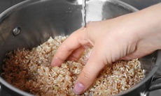 Ngâm gạo lứt trước khi nấu có tác dụng gì?