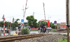 CSGT bất ngờ kiểm tra an toàn đường sắt, đo nồng độ cồn của nhân viên gác chắn 