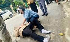 Trên đường đi họp, Giám đốc bệnh viện dừng xe khẩn cấp cứu người bị tai nạn