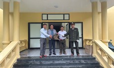 Khỉ đuôi lợn quý hiếm 'đi lạc' được giao nộp cho cơ quan chức năng