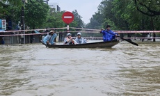 Người dân sống bên Kinh thành Huế: 'Nước lên rất nhanh, có lẽ chỉ thua lũ năm 1999'