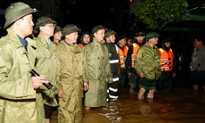 Phó Thủ tướng Trần Hồng Hà thăm người dân vùng lũ TP Huế