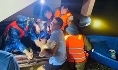 Cứu 2 người đi bắt chim bị nước lũ cuốn trôi ở Huế