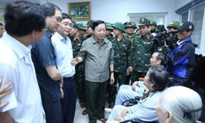 Phó Thủ tướng Chính phủ thăm và động viên nhân viên y tế, người bệnh vùng lũ ở Huế