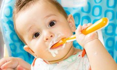 Nên cho trẻ ăn váng sữa hay sữa chua?