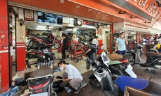 Hàng loạt xe máy ngập nước, cửa hàng sửa xe từ chối nhận bảo dưỡng định kỳ vì quá đông