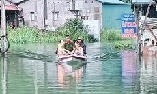 Thai phụ thoát hiểm nhờ công an vượt lũ ứng cứu