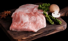 Có nên ăn thịt lợn nọng thay thế thịt lợn nạc không?