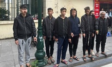 12 thanh thiếu niên rượt đuổi qua nhiều phố, chém nhau trong đêm