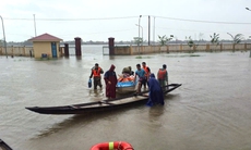 Đoàn cứu trợ may mắn thoát nạn khi lật ghe giữa đồng nước lũ