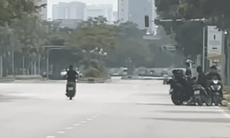 Thiếu niên 'bốc đầu' xe máy giữa phố, bố bị phạt 9 triệu đồng