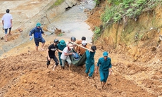Băng rừng khiêng bệnh nhân bị tai biến đi cấp cứu