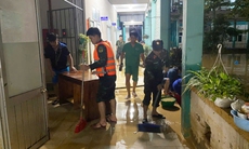Đà Nẵng: Lực lượng vũ trang giúp bệnh viện dọn bùn, khử khuẩn ngay trong đêm khi lũ rút