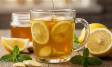 8 nhóm người nên tránh hoặc thận trọng với mật ong chanh gừng