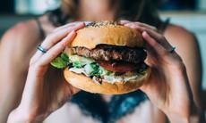 Lợi ích bất ngờ của việc ‘ăn xả’ khi đang giảm cân