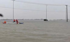 Kiểm tra hàng hóa sau lũ, 2 người bị điện giật