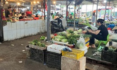 Chưa kịp khô sạp hàng, tiểu thương tại Hà Nội lại tất bật chống ngập