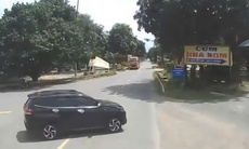 Khoảnh khắc va chạm giữa 2 ô tô khiến 4 người thương vong