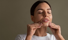 5 cách tự nhiên giúp xóa nếp nhăn khi cười, lấy lại làn da tươi trẻ ngay tại nhà