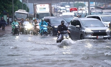 Người Hà Nội vượt ngập đến công sở
