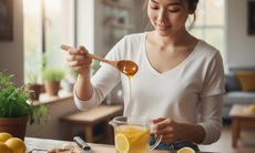 Uống mật ong chanh gừng vào buổi sáng hay buổi tối có lợi hơn?