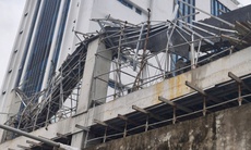 Sập giàn giáo lúc rạng sáng, 2 công nhân gặp nạn tử vong
