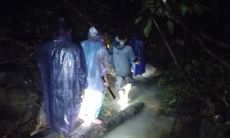 Xuyên đêm tìm người phụ nữ đi lạc trong rừng giữa mưa lũ