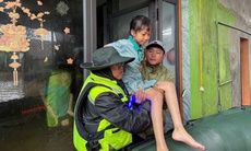 Những khoảnh khắc xúc động đến nghẹn lời ở vùng lũ