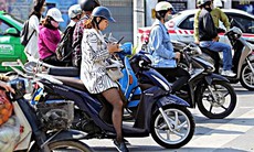 Cục CSGT thông tin về việc dừng đèn đỏ dùng điện thoại bị phạt