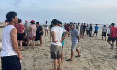 Trưởng thôn cùng người dân dũng cảm cứu vợ chồng bị chìm ghe giữa sóng lớn