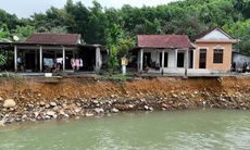 Những ngôi nhà chênh vênh bên dòng Thác Trượt sau mưa lũ lịch sử