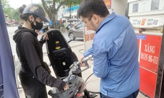 Giá xăng bất ngờ tăng, RON95 lên 20.576 đ/lít
