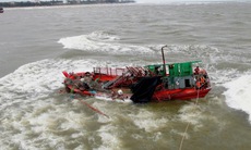 Video: Cứu 8 ngư dân trên tàu cá bị chìm ở cửa biển Nhật Lệ