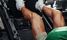 4 bài tập trên ghế giúp tăng cơ chân nhanh hơn squat ở người trên 55 tuổi