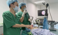 Kim chọc tủy bất ngờ rơi xuống đường thở bé 3 tuổi