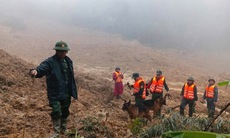 Đội mưa, lội bùn tìm 3 người mất tích trong vụ sạt lở kinh hoàng ở vùng cao Đà Nẵng