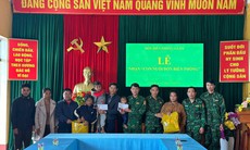 Đồn Biên phòng nhận đỡ đầu 2 bé có cha mẹ mất tích trong sạt lở đất