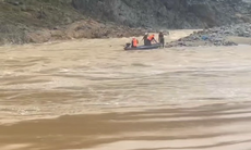 Giải cứu 2 người đi làm rẫy bị mắc kẹt giữa dòng lũ dữ