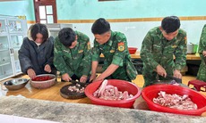 Ấm áp nghĩa tình 'bếp ăn 0 đồng' ở vùng sạt lở