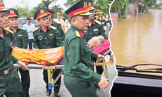 Tiếp cận khu vực bị lũ chia cắt đưa cụ ông nguy kịch đi cấp cứu