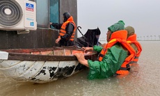 Công an Đắk Lắk vượt nước lũ cứu 7 người bị mắc kẹt khi nước dâng