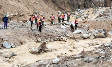 Vụ sạt lở kinh hoàng vùi lấp 3 người: Tìm thấy thi thể đầu tiên