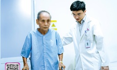 Thay khớp háng giúp cụ ông 85 tuổi phục hồi vận động sau gãy cổ xương đùi