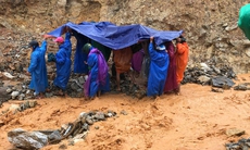 Video: Vượt sạt lở, khiêng võng đưa 3 bệnh nhân đến bệnh viện cấp cứu